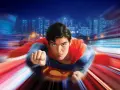 Superman vuela a toda velocidad sobre una ciudad nocturna, evocando la icónica banda sonora de Superman.