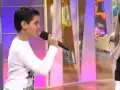 Ana Mena y Abraham Mateo, de niños, cantando con micrófonos en un escenario.