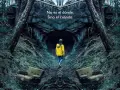 Un niño con chaqueta amarilla entra en una cueva oscura, evocando la banda sonora dark de una aventura misteriosa.