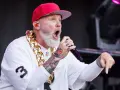 Fred Durst de Limp Bizkit, con gorra roja y cadena dorada, canta en un concierto en España.