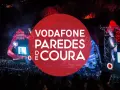 Gran multitud en el festival Vodafone Paredes de Coura, con luces y escenario iluminados.