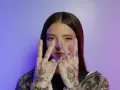 Young Miko con gesto de paz, lista para su concierto en Madrid.