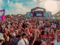 Multitud vibrante en un festival RBF, con el escenario de Bryant Myers al fondo. Una caja mágica de conciertos al aire libre.