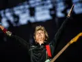 Billie Joe Armstrong de Green Day, con los brazos en alto, emociona al público en Zaragoza.