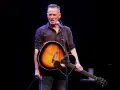 Bruce Springsteen, con su guitarra acústica, listo para sus conciertos en España.