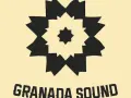 Diseño abstracto inspirado en la Alhambra, con un patrón geométrico en negro sobre fondo crema. El texto "GRANADA SOUND" evoca la música y la cultura.
