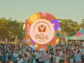 Multitud en un festival al aire libre, con un cartel circular de "Oasis Sound" y un toldo de Heineken Silver al fondo.