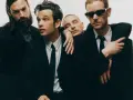 Los miembros de The 1975 en Madrid, con trajes oscuros y un aire de misterio.