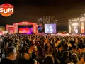 Multitud vibrante en el Gran Canaria SUM Festival, disfrutando de la música en vivo bajo un cielo nocturno.