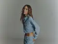 Chelina Manuhutu posa con un conjunto vaquero crop top y pantalones de tiro bajo, luciendo su abdomen.