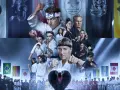 Elenco de Cobra Kai, con Daniel LaRusso y Johnny Lawrence al frente, rodeados de estudiantes y el logo de la cobra. Las canciones de Cobra Kai resuenan en esta imagen.