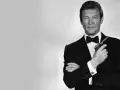 Roger Moore, con esmoquin y pistola, evoca las icónicas canciones de James Bond.