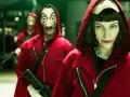 Personajes de **bso la casa de papel** con monos rojos y máscaras de Dalí, listos para la acción.