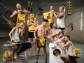Miembros de Dubioza Kolektiv en Barcelona, colgando ropa y tocando música.