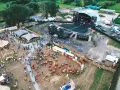 Vista aérea de un festival al aire libre con un gran escenario, carpas, puestos de comida y mucha gente disfrutando del summerfest Cerdanya.
