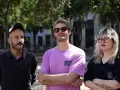 Miembros de Els Catarres posan al aire libre. El hombre de la izquierda lleva gorra y camisa negra. El del centro, gafas de sol y camiseta lila. La mujer de la derecha, gafas y camiseta negra.