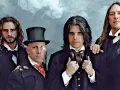 Los miembros de Tool España posan con trajes victorianos y un fondo texturizado.