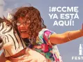 ¡La fiesta de cocacola music festival ya está aquí! Una chica sonriente con gafas de sol y un disfraz de cebra.