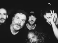 Cinco hombres posan para una foto grupal. El grupo de parquesvr se ve intenso y listo para la acción.