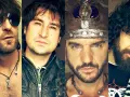 Miembros de Herdeiros da Crus: cuatro hombres con miradas intensas, uno con casco vikingo, otro con gafas de sol, y dos con cabello rizado y barba.