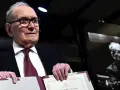 Ennio Morricone, maestro de las bandas sonoras, recibe un reconocimiento. Su legado musical perdura.