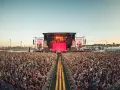 Multitud en un concierto masivo en la Región de Madrid, uno de los grandes festivales metal España.