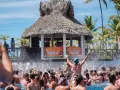Gente disfrutando en una piscina con un escenario de Barceló Desalia al fondo.