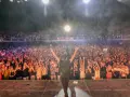 Un artista saluda a una multitud entusiasta en uno de les nits de Barcelona.