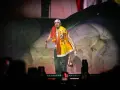 Artista con bandera española en el festival reggaeton Benidorm. El público graba con sus móviles.