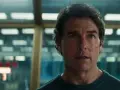 Ethan Hunt, en una misión imposible, mira con determinación. El bso de Misión Imposible resuena.