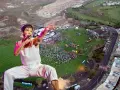 Camilo canta en un multitudinario concierto al aire libre. El artista, con su característico estilo, domina el escenario ante miles de fans.