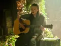Ellie toca la guitarra, evocando la emotiva banda sonora de The Last of Us.