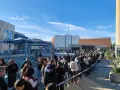 Larga cola de gente esperando para entrar al Mudem, un evento cultural en Murcia.