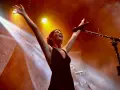 Mafalda Cardenal desata su energía en conciertos, con brazos al cielo y micrófono cerca.