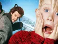 El niño Kevin McCallister grita, con las manos en las mejillas, mientras los ladrones Harry y Marv acechan en el fondo. ¡La aventura de bso solo en casa comienza!