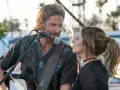 Bradley Cooper y Lady Gaga cantan juntos, interpretando las emotivas canciones de A Star Is Born.