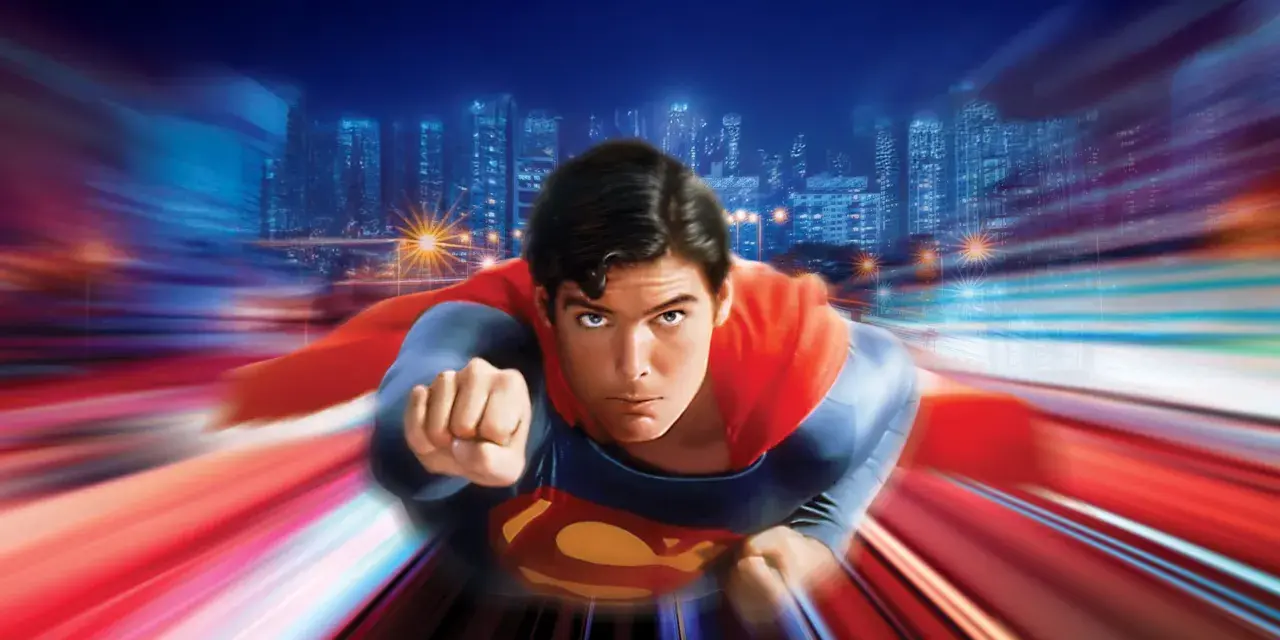 Superman vuela a toda velocidad sobre una ciudad nocturna, evocando la icónica banda sonora de Superman.