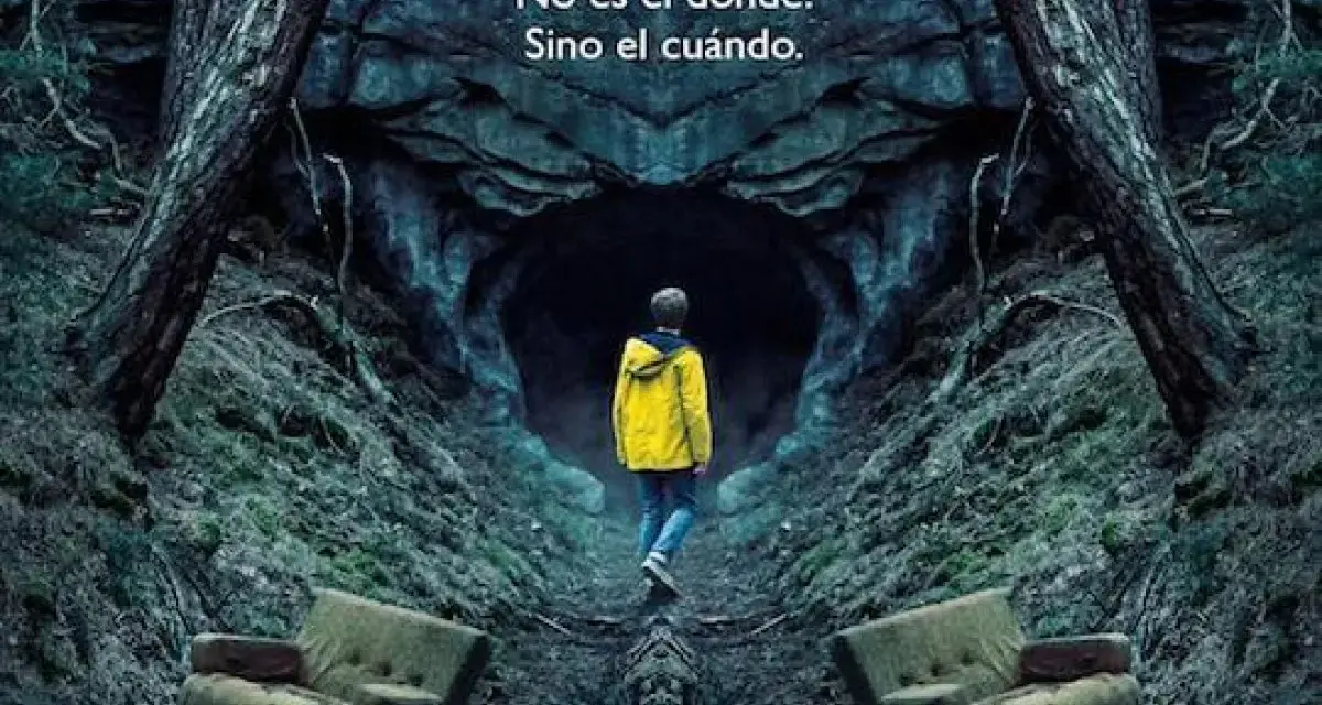 Un niño con chaqueta amarilla entra en una cueva oscura, evocando la banda sonora dark de una aventura misteriosa.
