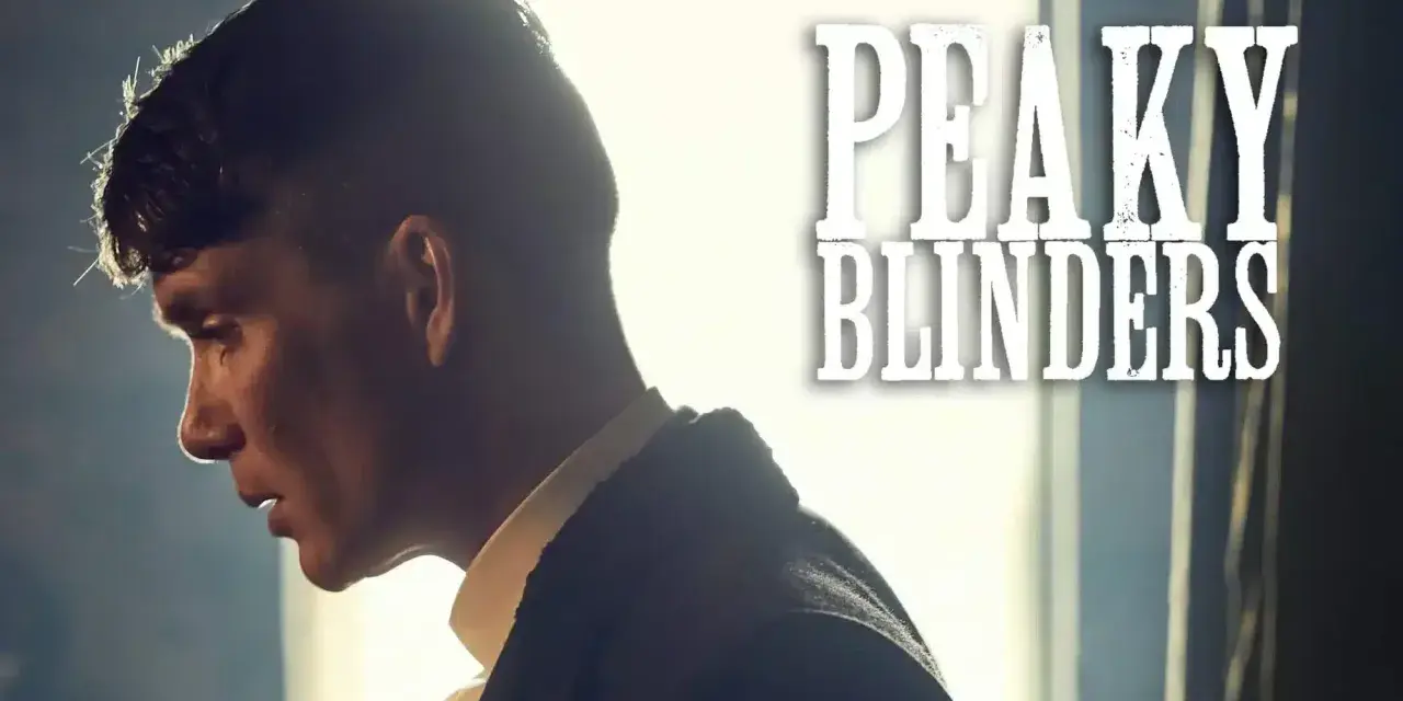 El icónico bso de Peaky Blinders suena mientras Tommy Shelby reflexiona.