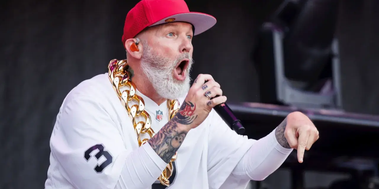 Fred Durst de Limp Bizkit, con gorra roja y cadena dorada, canta en un concierto en España.