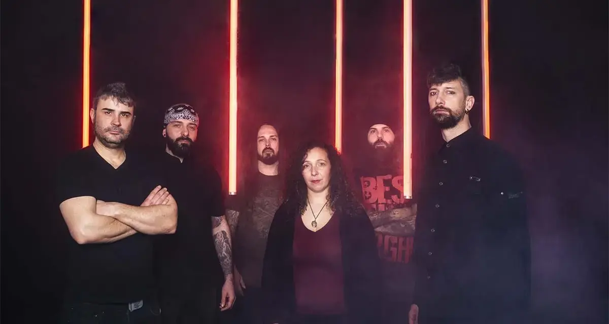 Cinco personas posan ante luces rojas. La banda Otero Brutal Fest lista para un concierto.