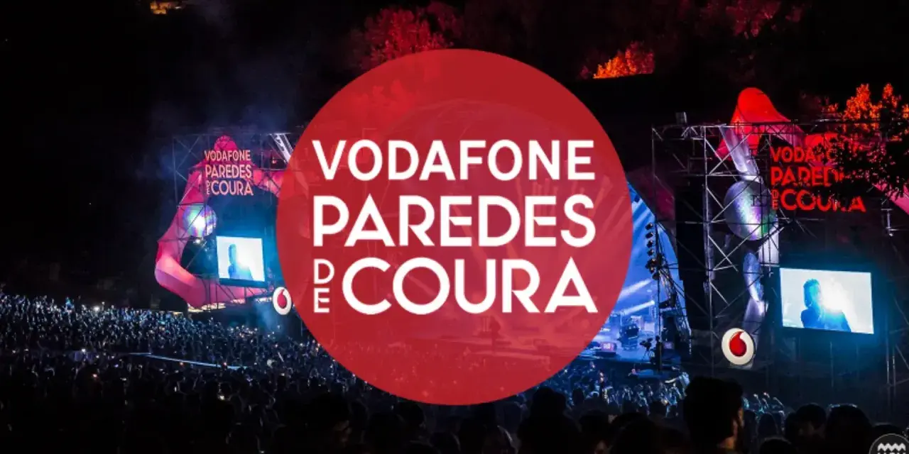 Gran multitud en el festival Vodafone Paredes de Coura, con luces y escenario iluminados.