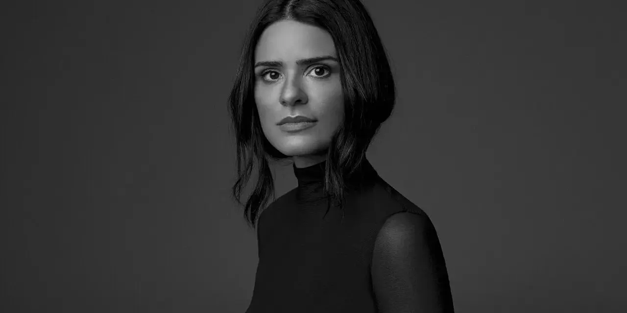 Retrato en blanco y negro de Anna DJ, con mirada intensa y cabello oscuro.