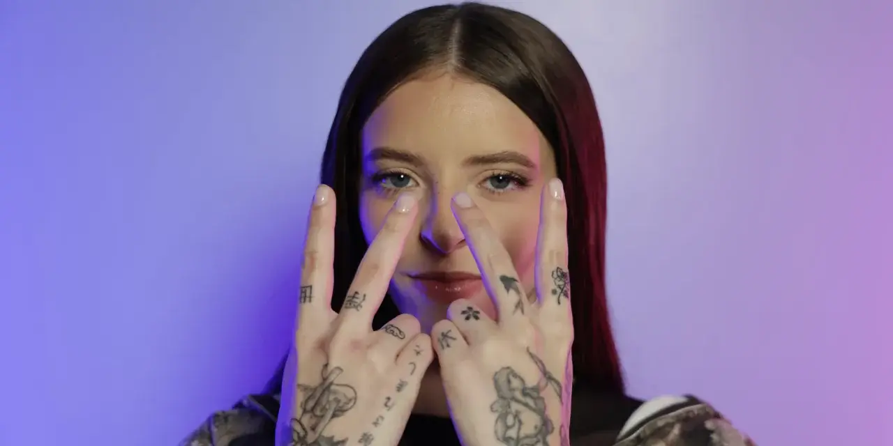 Young Miko con gesto de paz, lista para su concierto en Madrid.