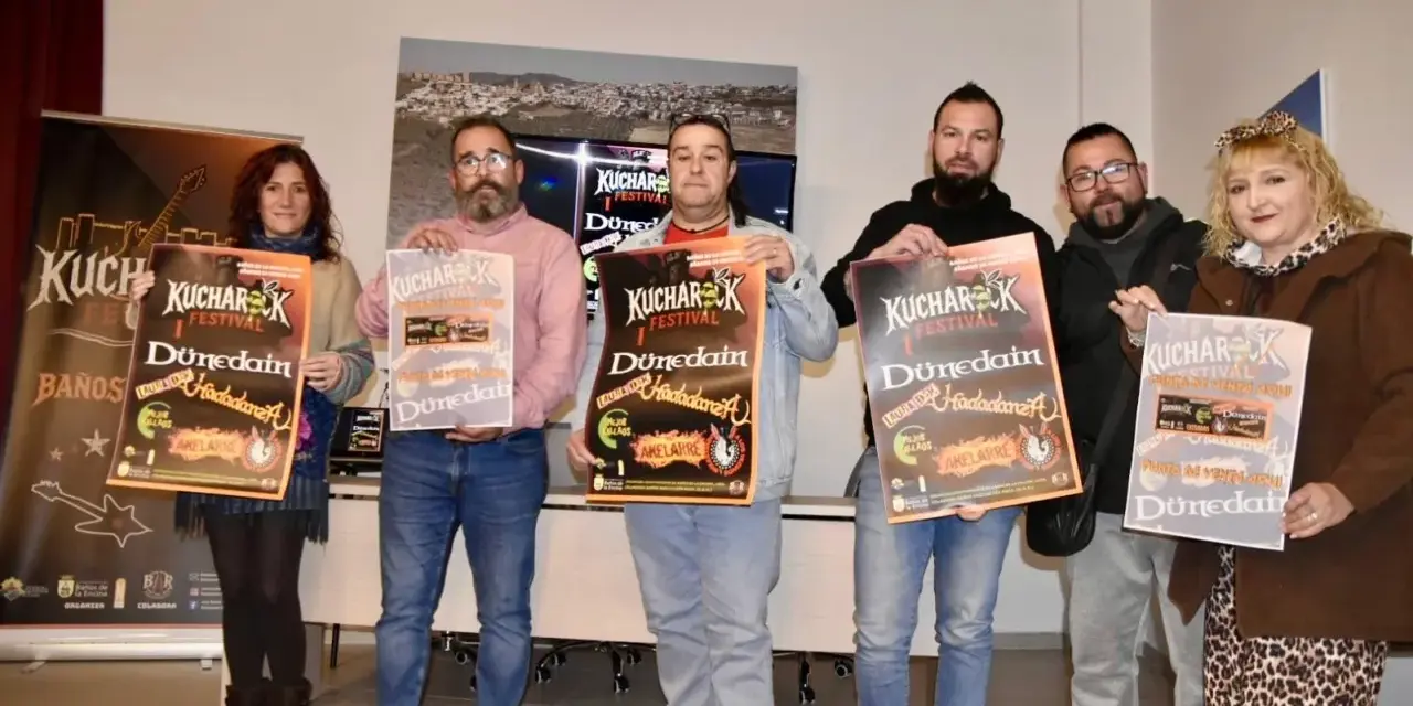 Seis personas posan con carteles del festival Kucharok, un evento de vdb rock que promete mucho.