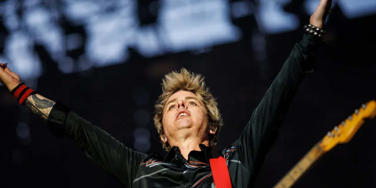 Billie Joe Armstrong de Green Day, con los brazos en alto, emociona al público en Zaragoza.