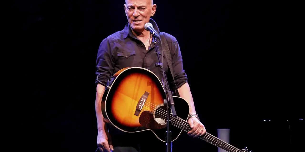 Bruce Springsteen, con su guitarra acústica, listo para sus conciertos en España.