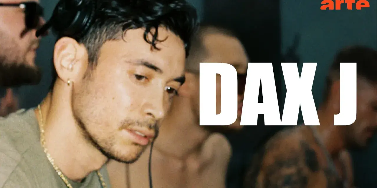 Primer plano de Dax J, DJ y productor de techno, con el logo de Arte.