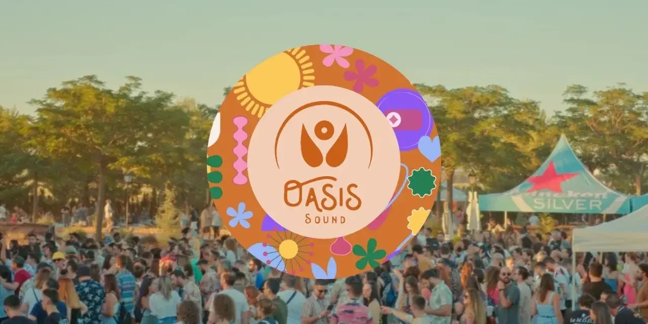 Multitud en un festival al aire libre, con un cartel circular de "Oasis Sound" y un toldo de Heineken Silver al fondo.