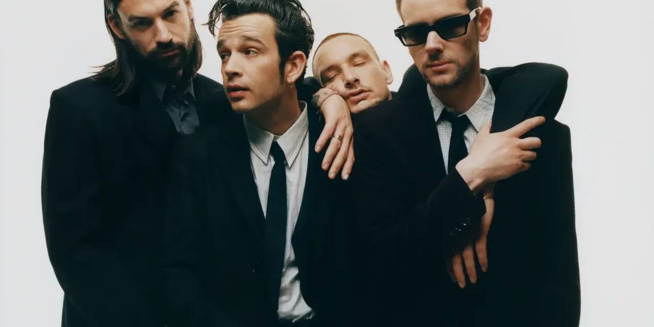 Los miembros de The 1975 en Madrid, con trajes oscuros y un aire de misterio.